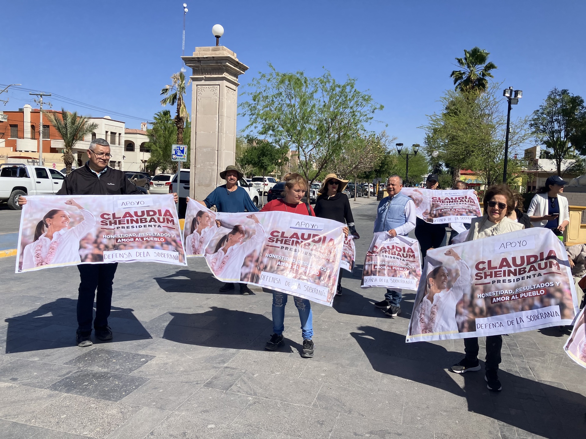 Marcha una decena de personas en apoyo a Claudia Sheinbaum