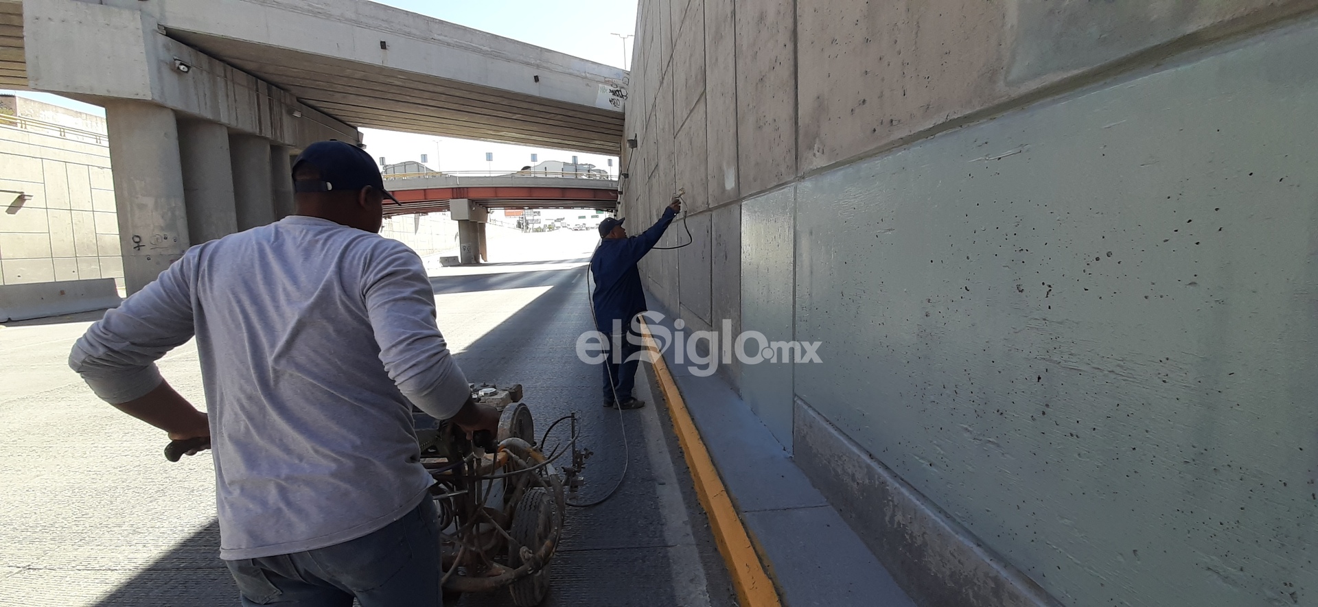 Repintan infraestructura urbana dañada tras marcha del 8M en Gómez Palacio