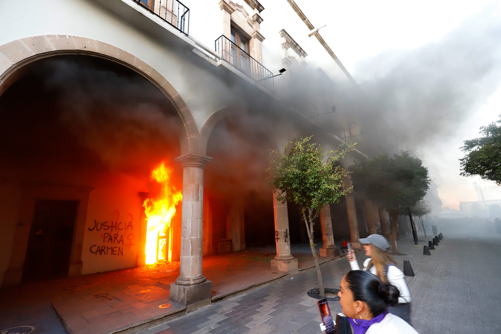 'Esas sí son formas', gritan por feminicidios en Durango en marcha del 8M