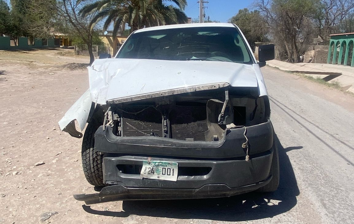 Abandonan camioneta tras chocar contra un poste en Gómez Palacio