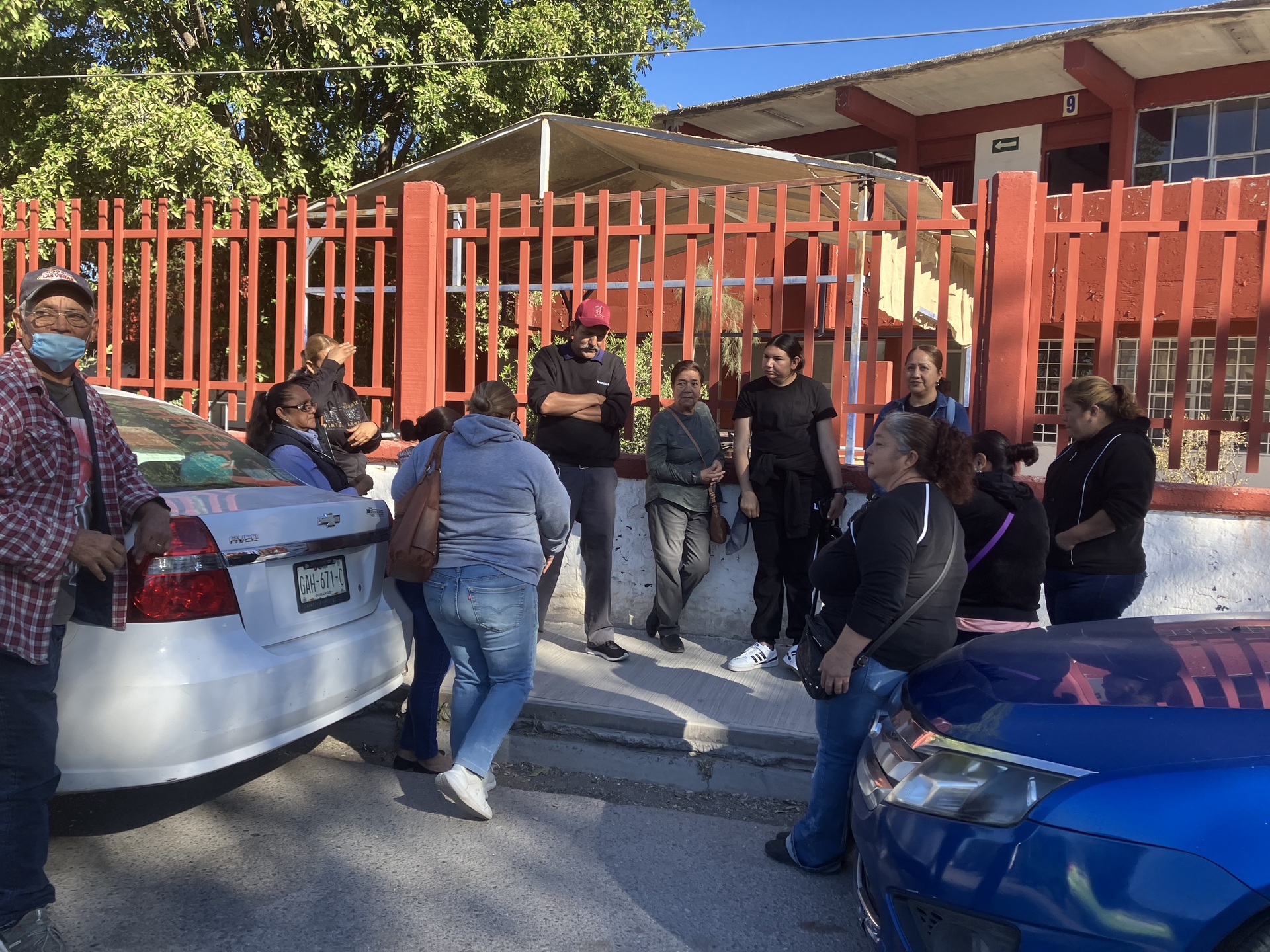 Madres de estudiantes con discapacidad se manifiestan por falta de maestros y deficiencias en el edificio escolar