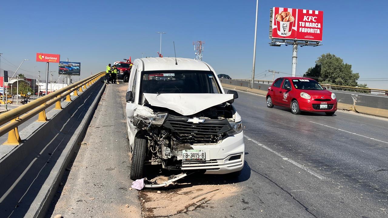 Choque deja un conductor policontundido y daños materiales