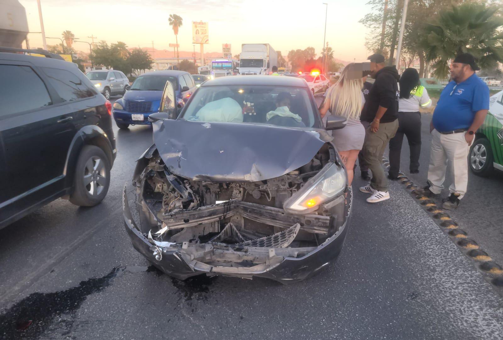 Una lesionada y un auto volcado fue el saldo de un choque en el bulevar Ejército Mexicano en Gómez Palacio