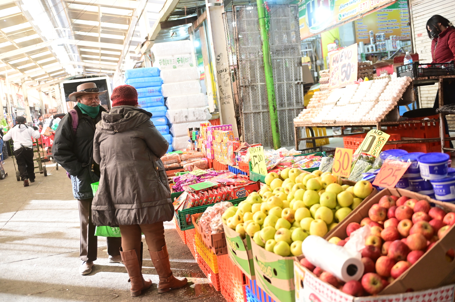 Vigilan que vendedores de frutas y verduras cuenten con licencias de funcionamiento