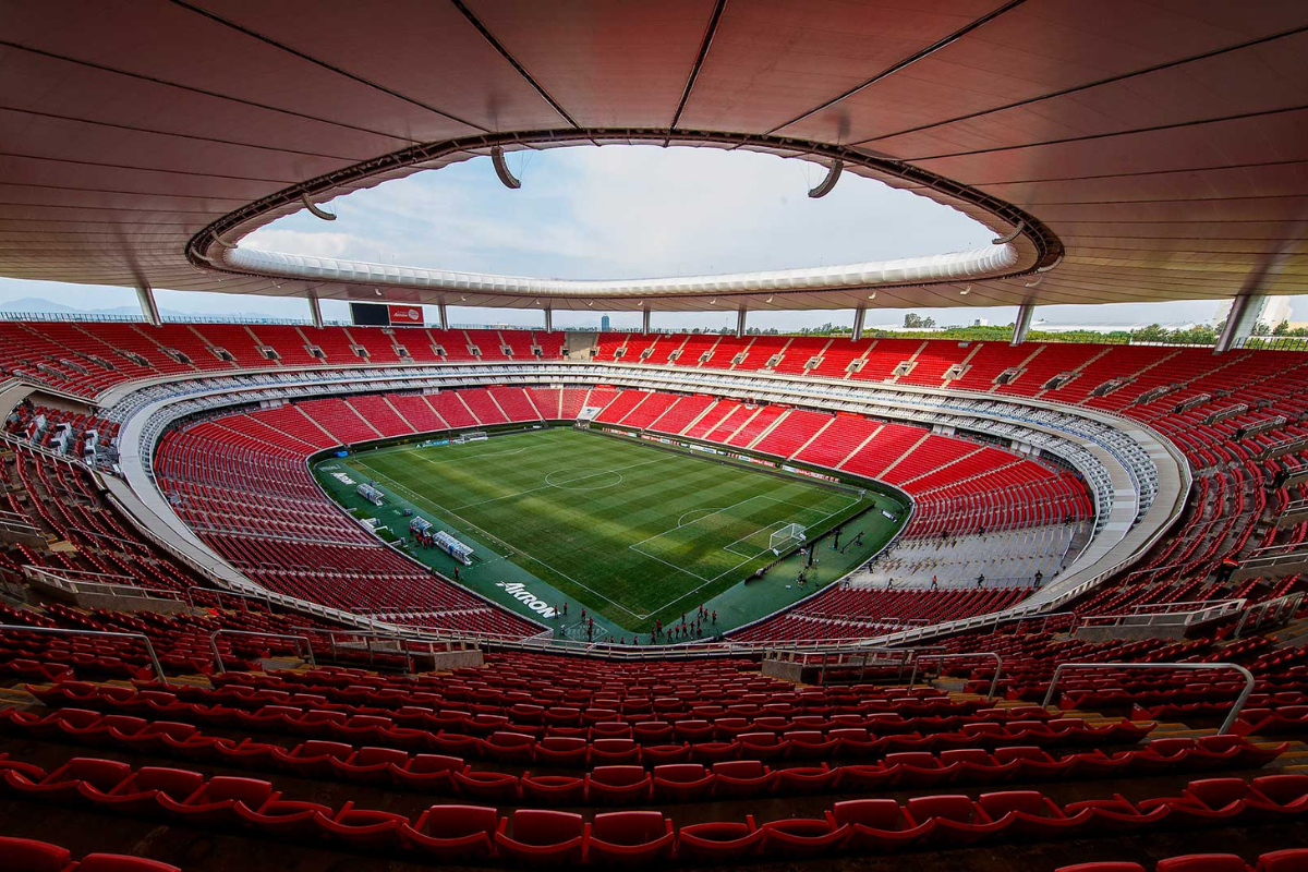 Estadio Akron recibe veto tras 'botellazo' en Chivas vs América