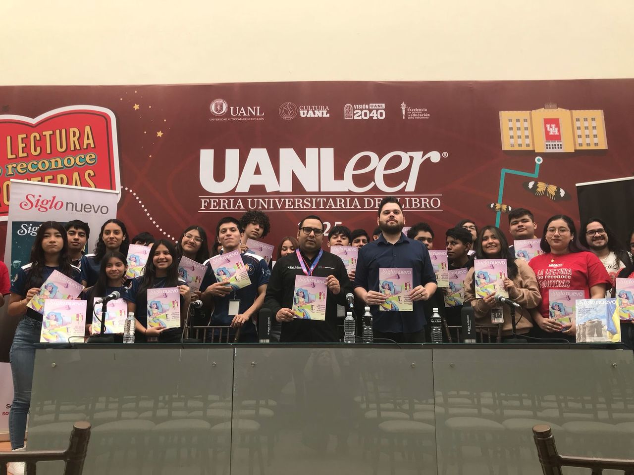 Participantes. Colaboradores de Siglo Nuevo y estudiantes de la Preparatoria No. 2 de la UANL convivieron durante la presentación.