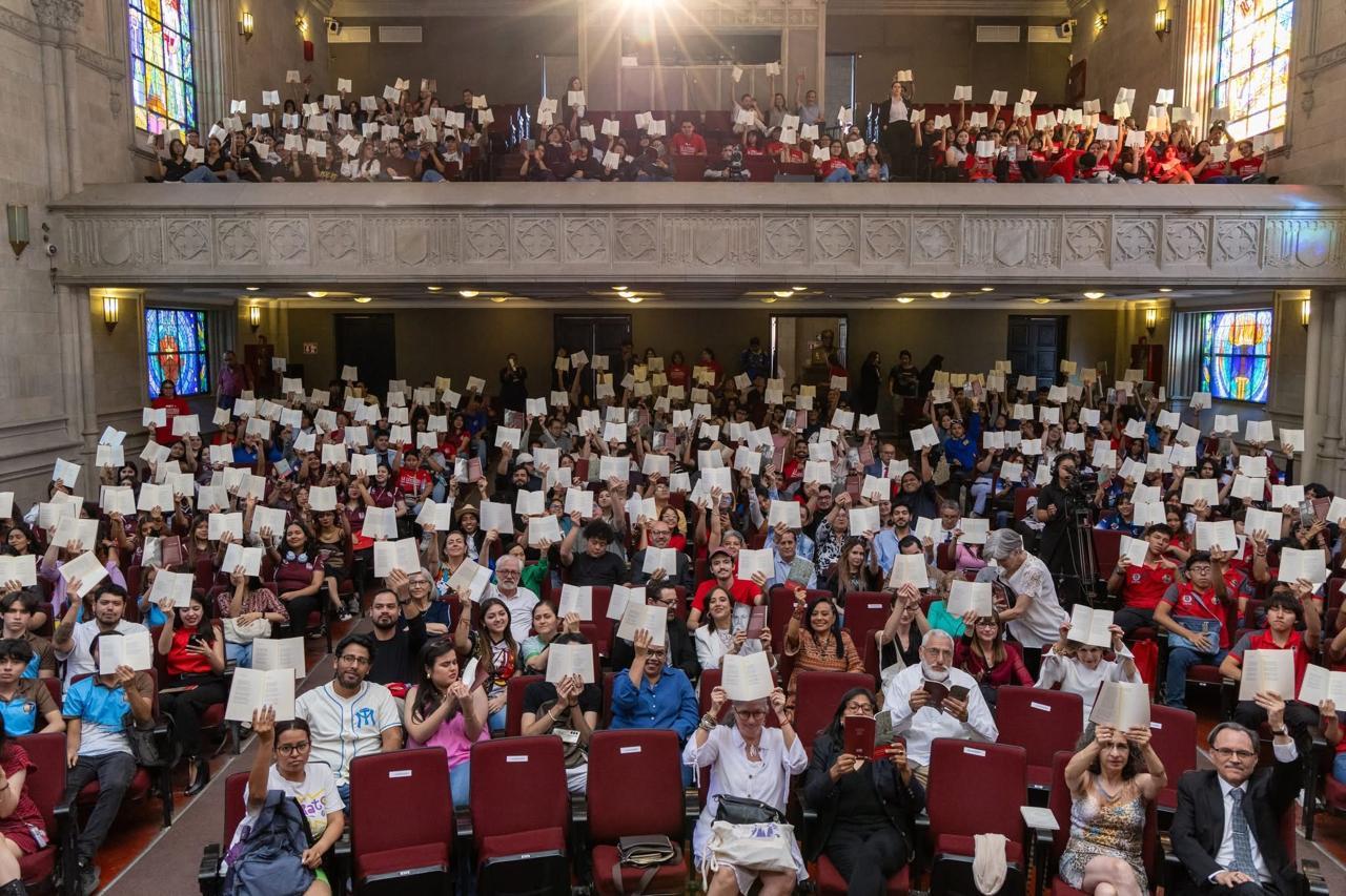 Lecturas. La Feria UANLeer regaló a los asistentes ejemplares con los poemas recitados durante la gala.