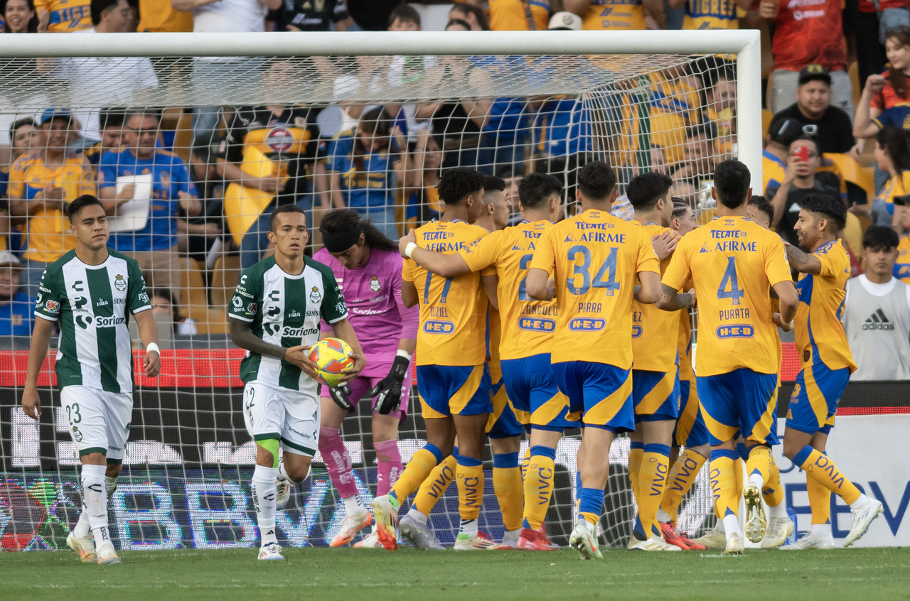 Hasta dos veces, tuvieron que sacar los albiverdes el balón del fondo de las redes, con sendos autogoles para la clara derrota de visitantes.