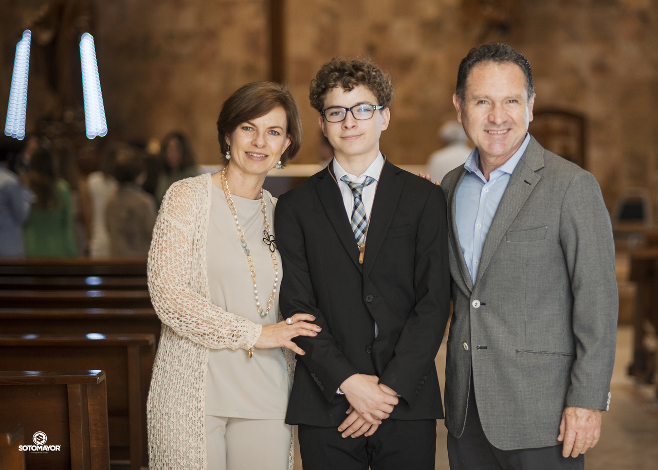 Diego en compañía de sus papás, Gaby y Julian.