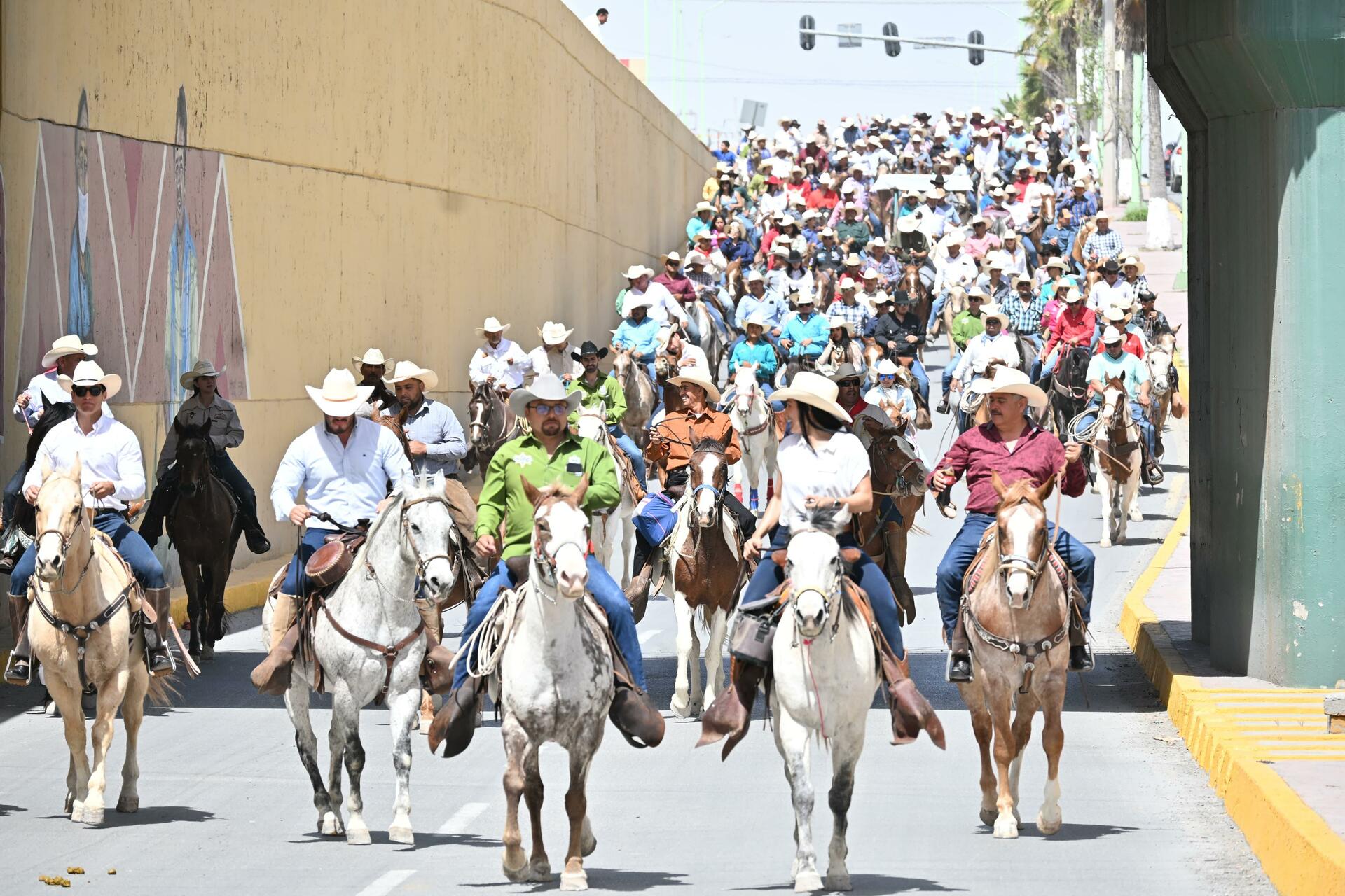 Frontera celebra su 132° aniversario con cabalgata por la ciudad