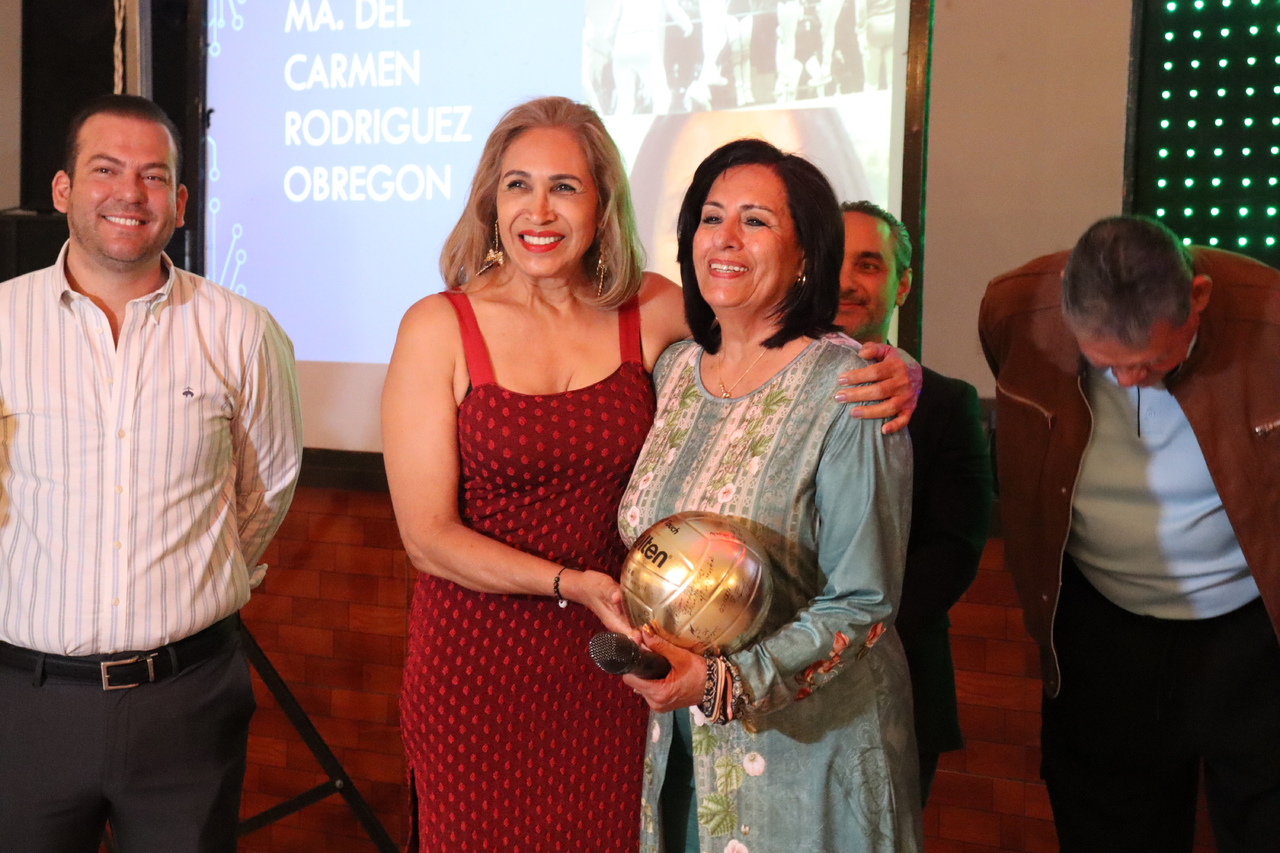 Algunos de las emblemática figuras de este deporte como Patricia Lomelí (d) pide que se sigan brindando apoyos y espacios para que las nuevas generaciones puedan practicar el voleibol.