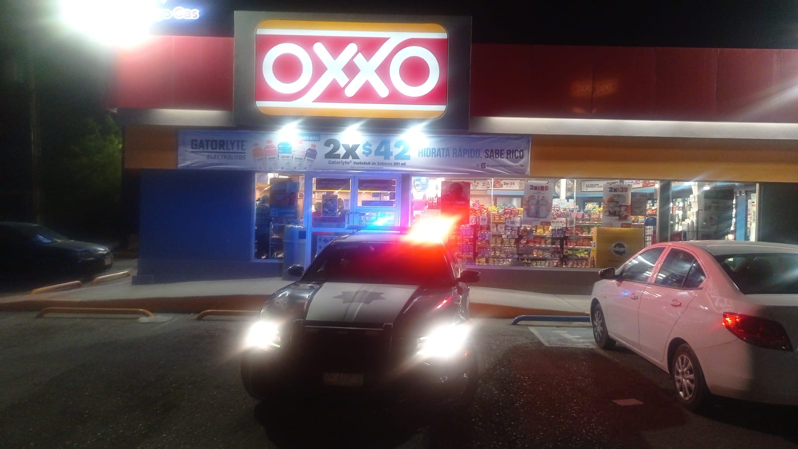 Sujeto armado con cuchillo asaltado Oxxo en El Huarache