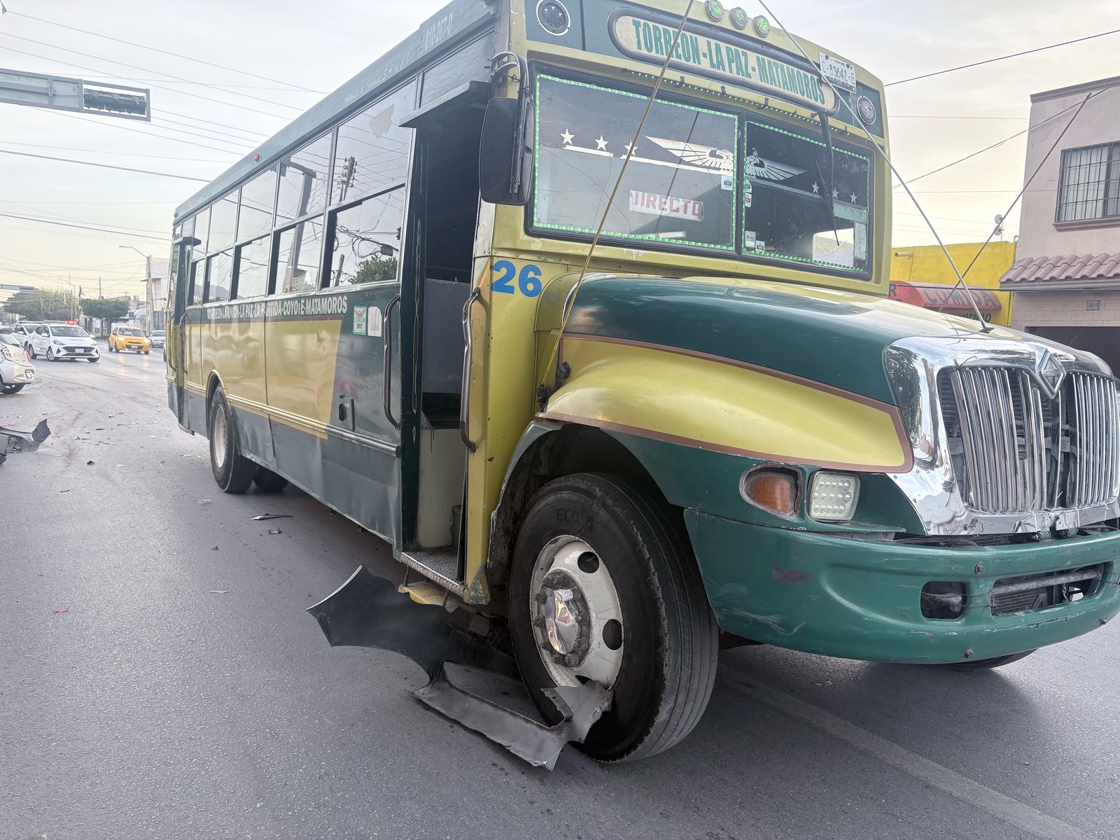 Chocan auto y camión de pasajeros en el Centro de Torreón