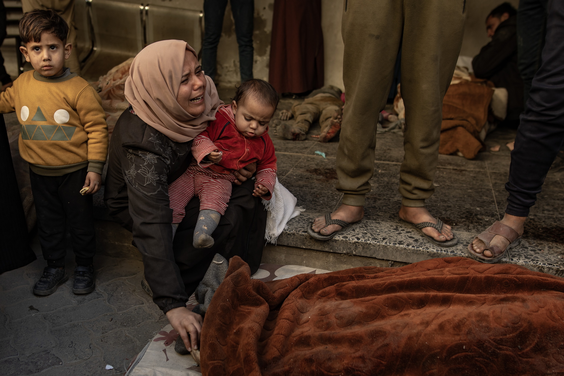 Bombardeos israelíes matan a altos cargos de Hamás y más de 400 personas en Franja de Gaza