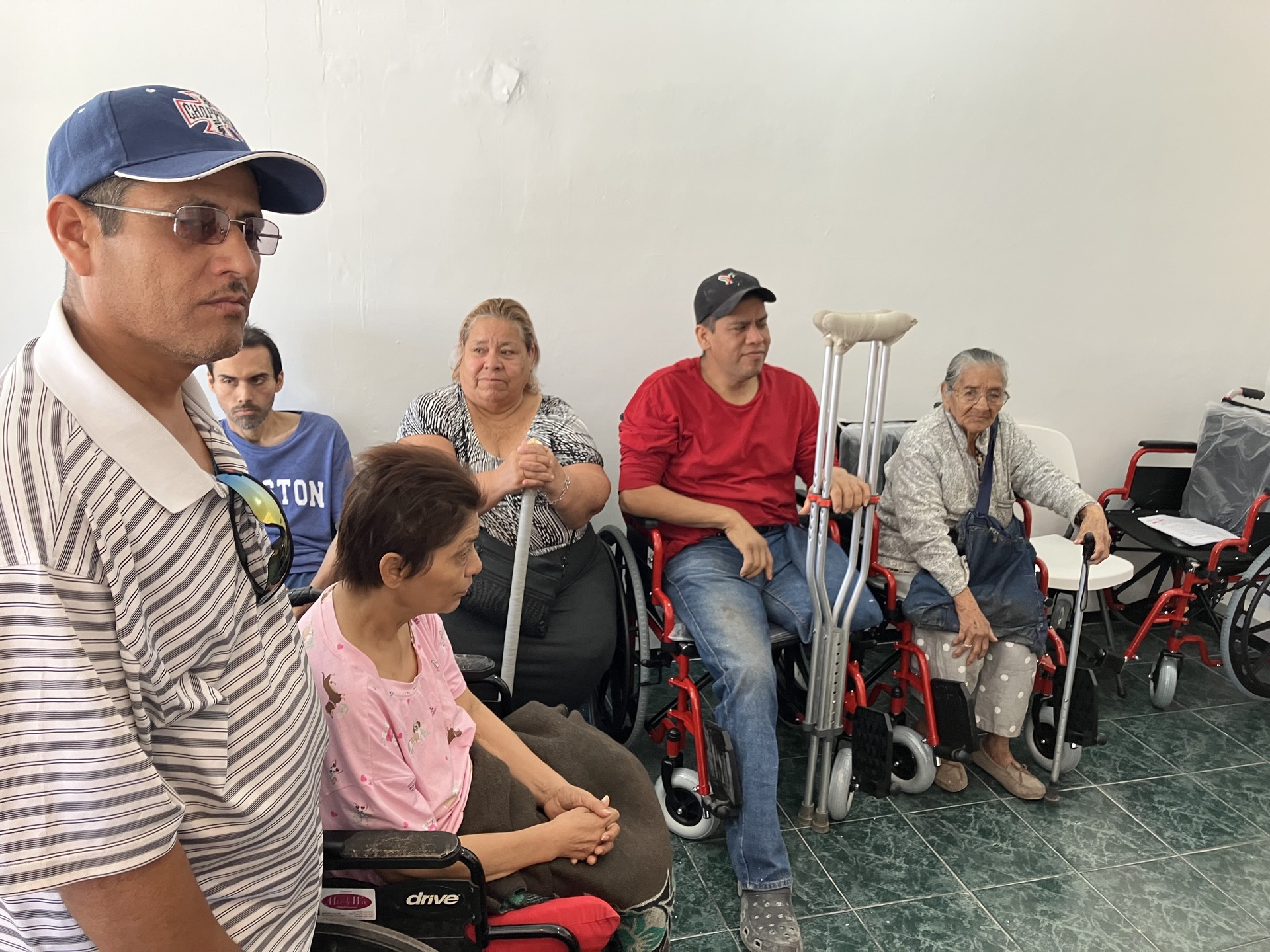 Club Rotario Torreón entrega sillas de ruedas a personas vulnerables