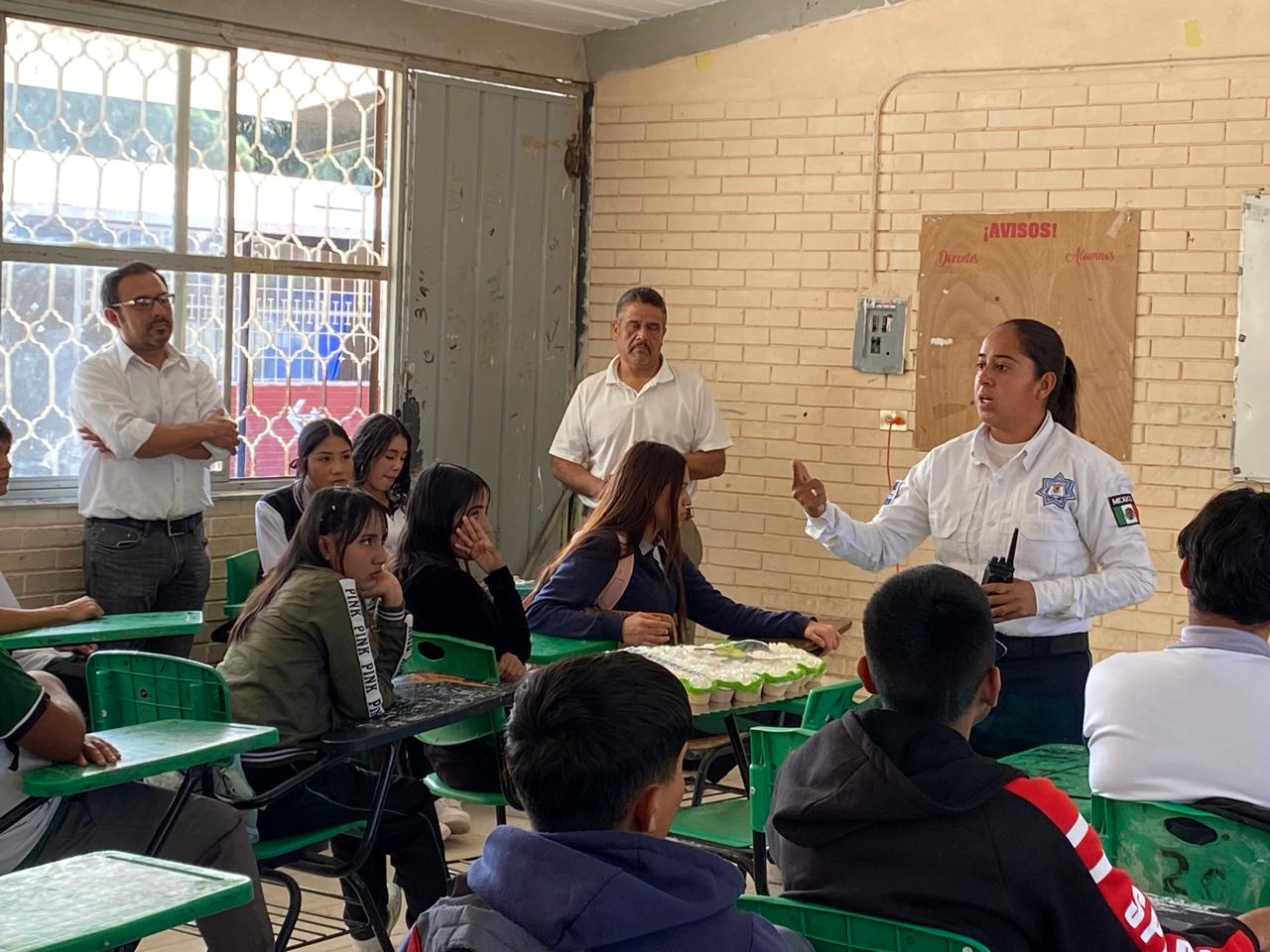 Ofrecen plática sobre violencia digital y drogadicción a estudiantes de bachillerato en San Pedro