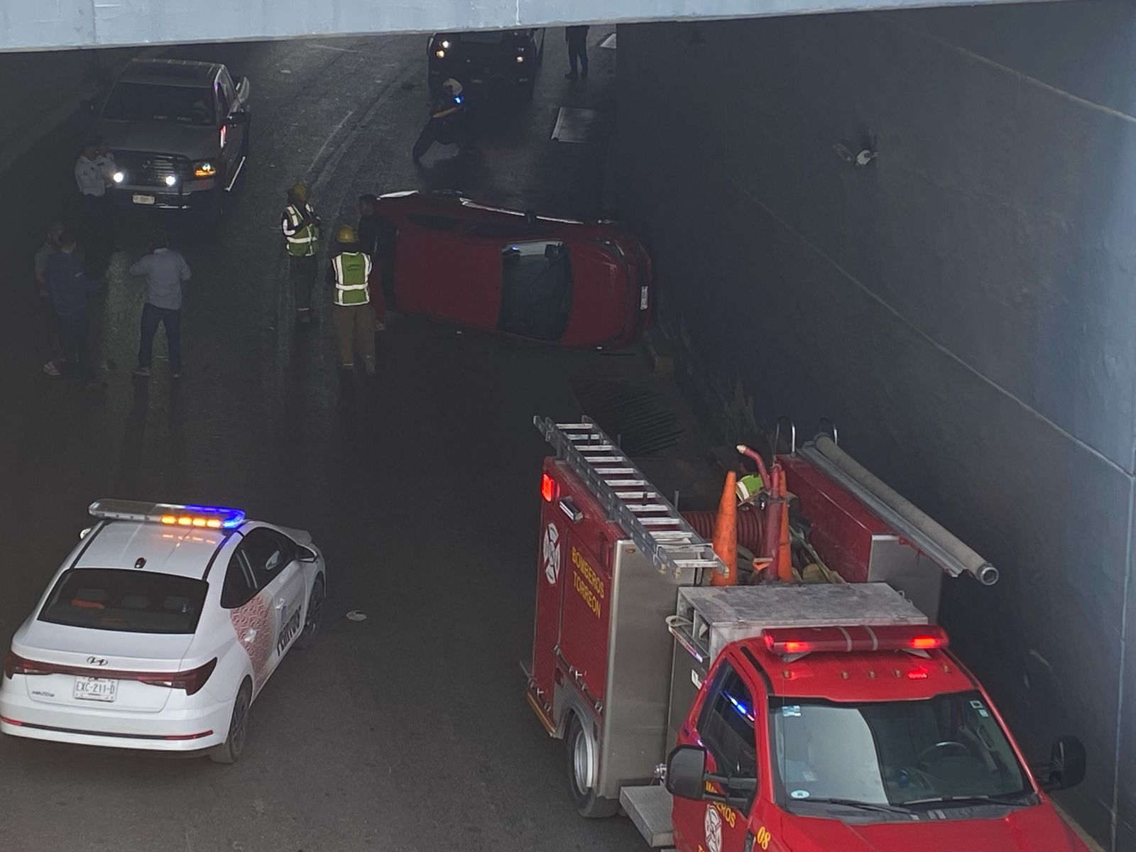 Conductor de vehículo sufre volcadura en el paso a desnivel de la carretera Mieleras