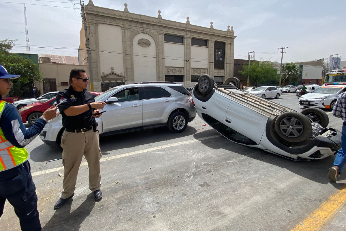 Auto vuelca y choca contra camioneta en el Centro de Torreón