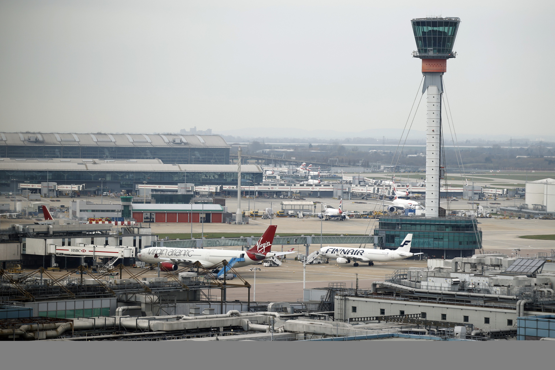 Investigan incendio en aeropuerto Heathrow de Londres, más de mil vuelos fueron afectados