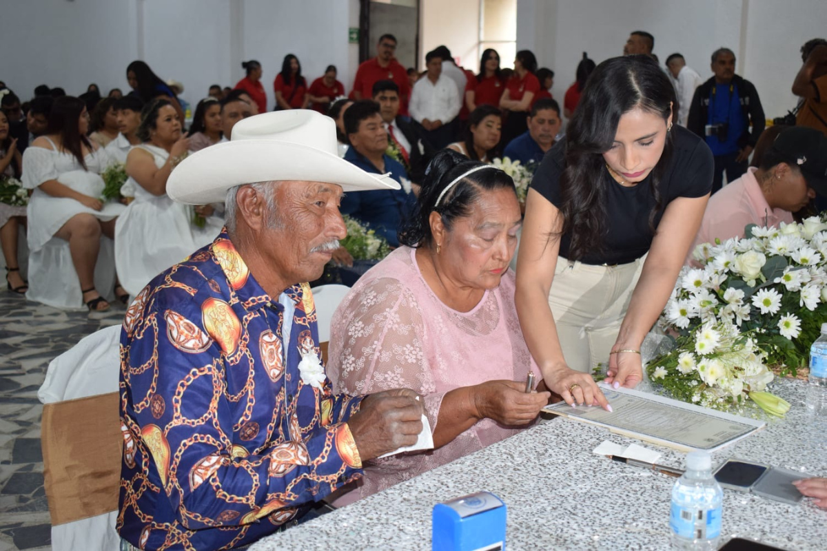 25 parejas formalizan su unión en Bodas Comunitarias en San Pedro