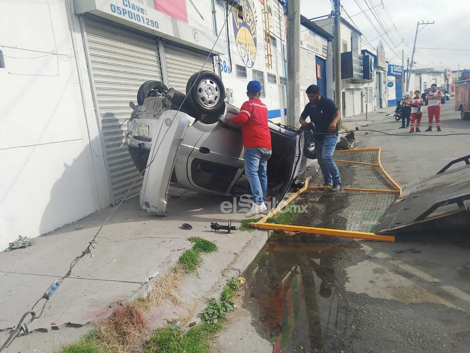 Conductor pierde el control y vuelca en el bulevar El Tajito; abandona el vehículo y huye