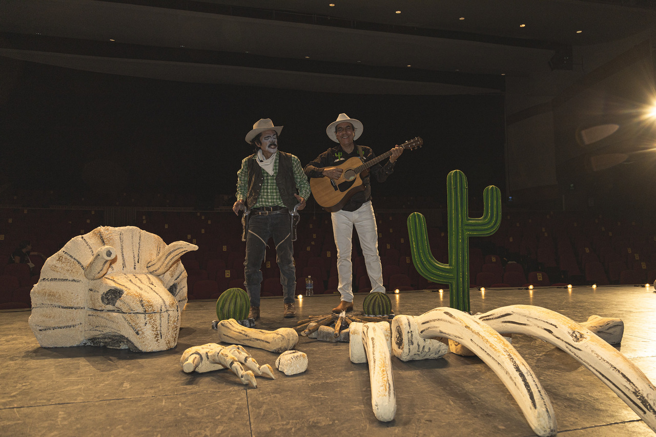 Elenco. Erón Vargas y Raúl Jáquez encabezan la obra Dinosaurios y Cowboys.
