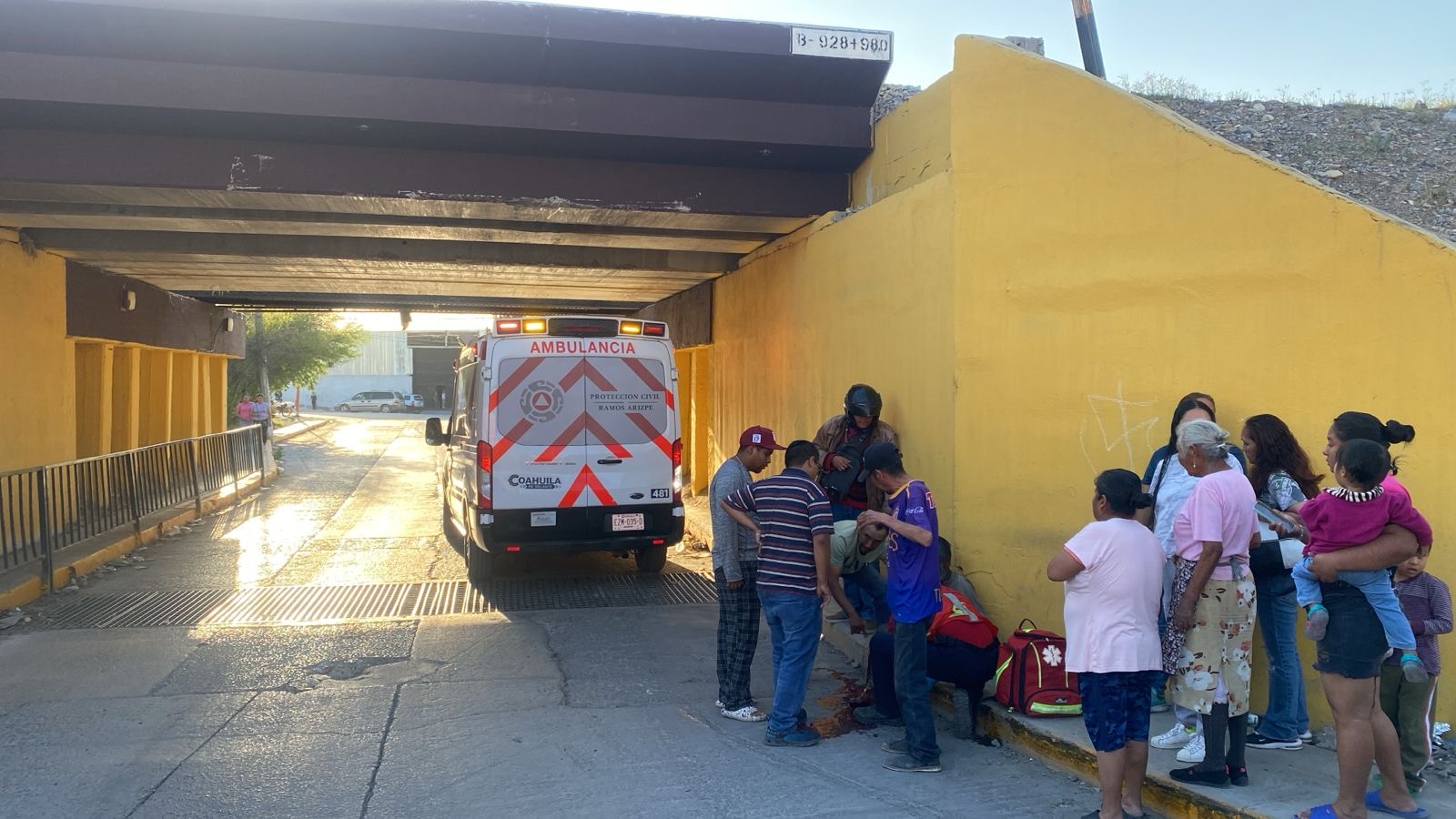 Hombre se debate entre la vida y la muerte tras ser arrollado por auto fantasma