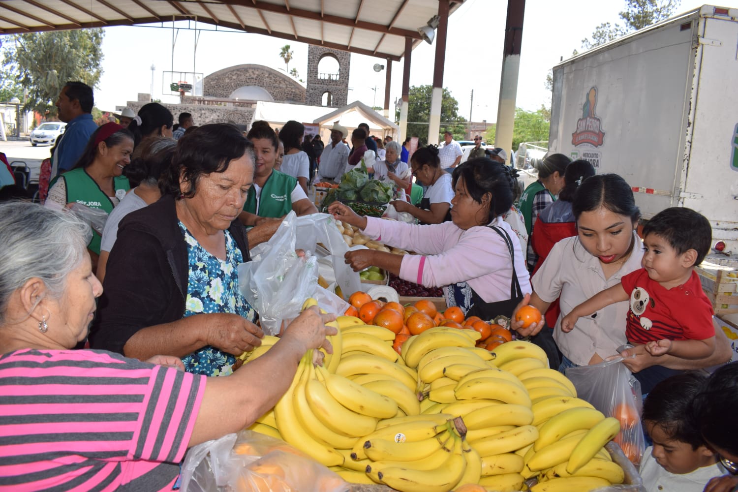 Buena respuesta en 'Mercadito Mejora' en el ejido Luchana de San Pedro