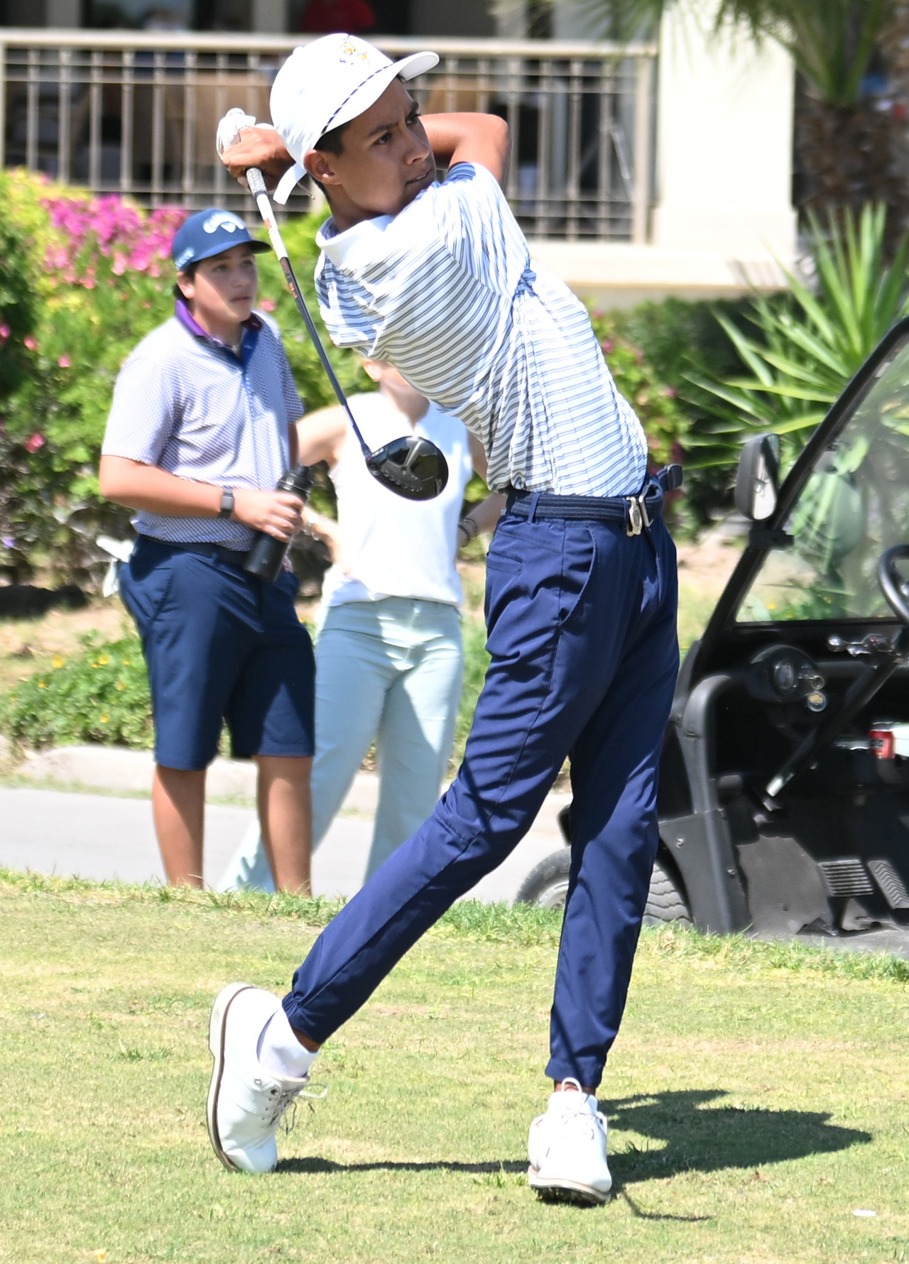 El joven golfista lidera la Primera Categoría en el 'Torneo de los Quedados' que se disputa en el club gomezpalatino.