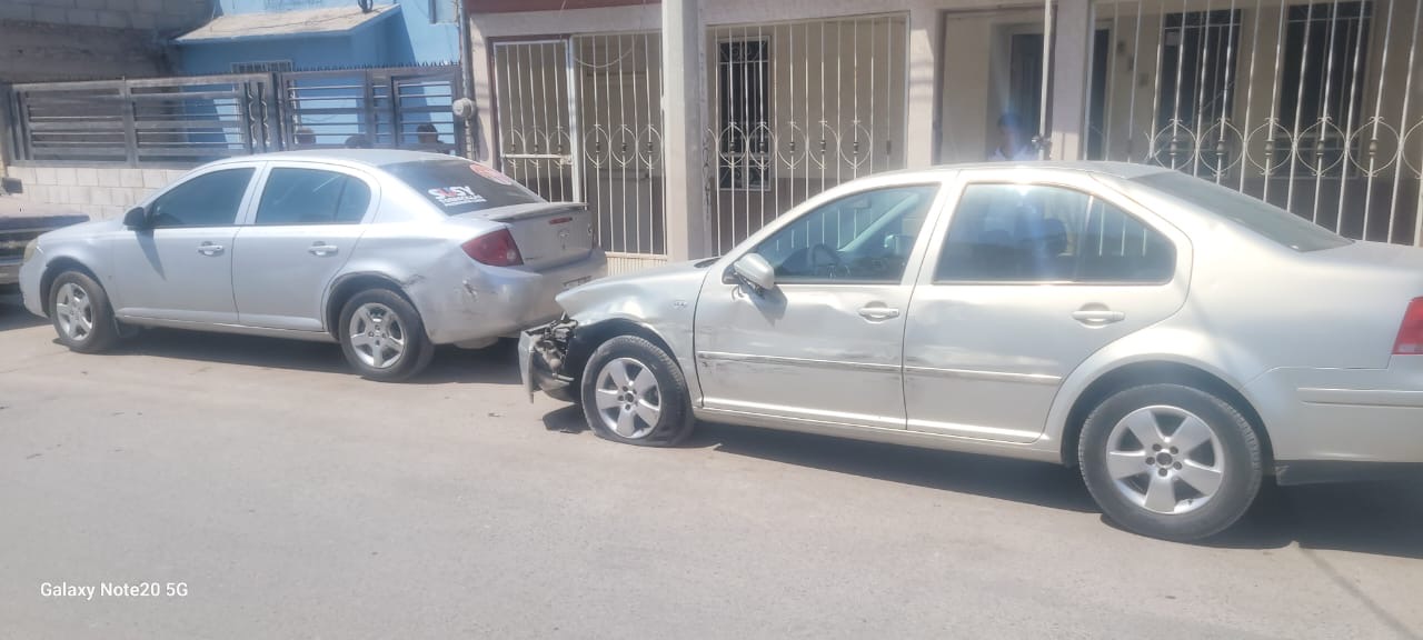 Vehículo impacta tres autos estacionados en Gómez Palacio y logra huir