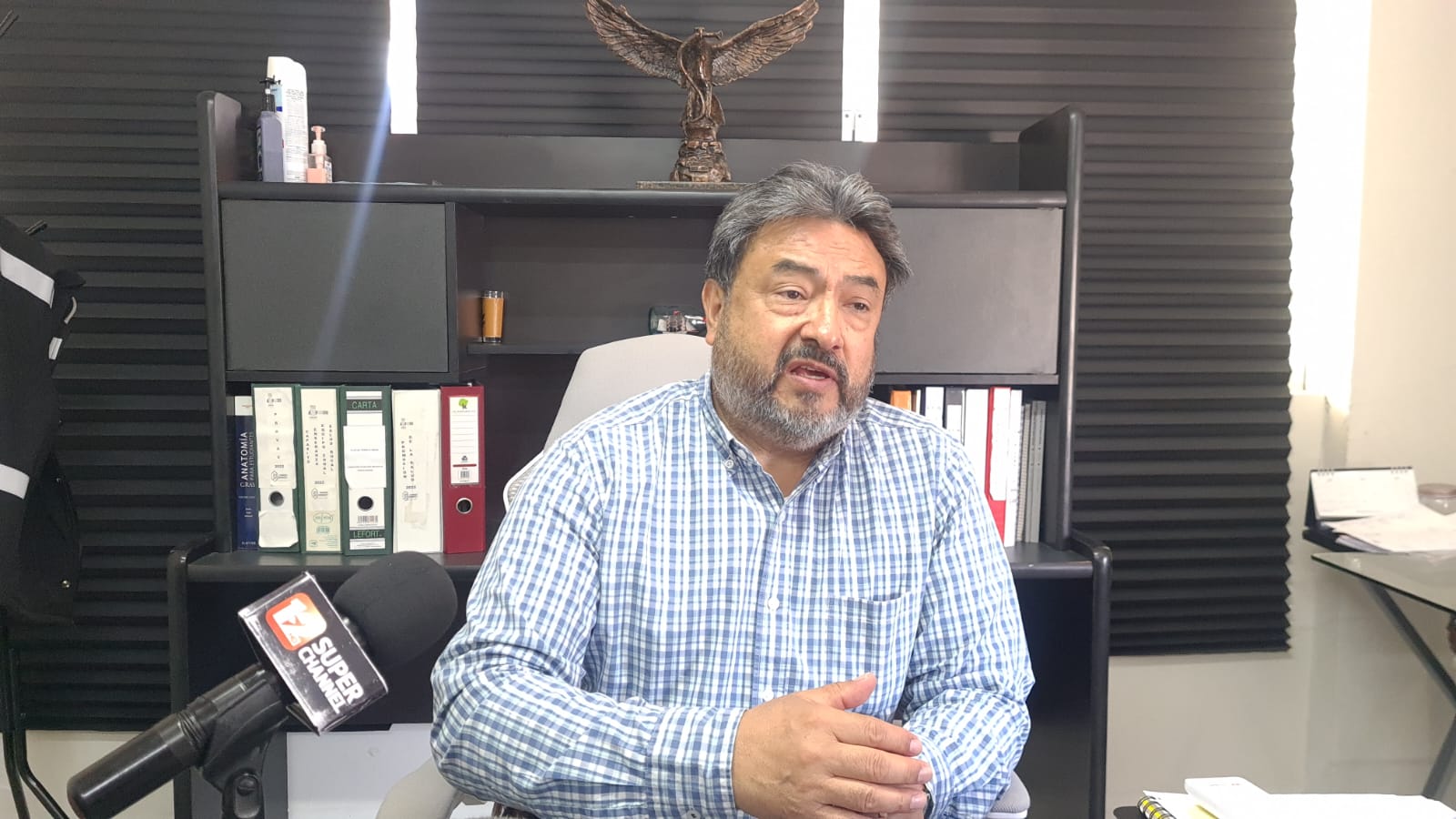 Fumigan tres escuelas contra garrapatas, en periodo vacacional de Semana Santa