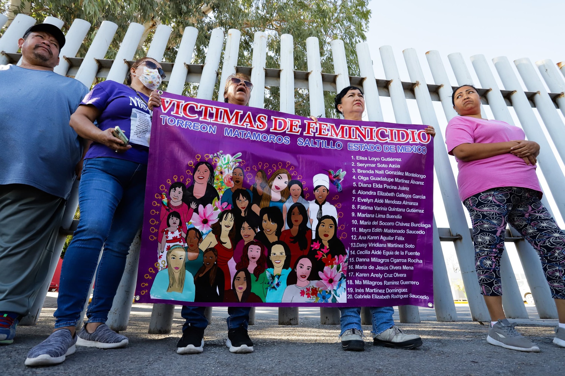 Por falta de pago del Estado a los hijos de las víctimas de feminicidio, toman edificio Coahuila