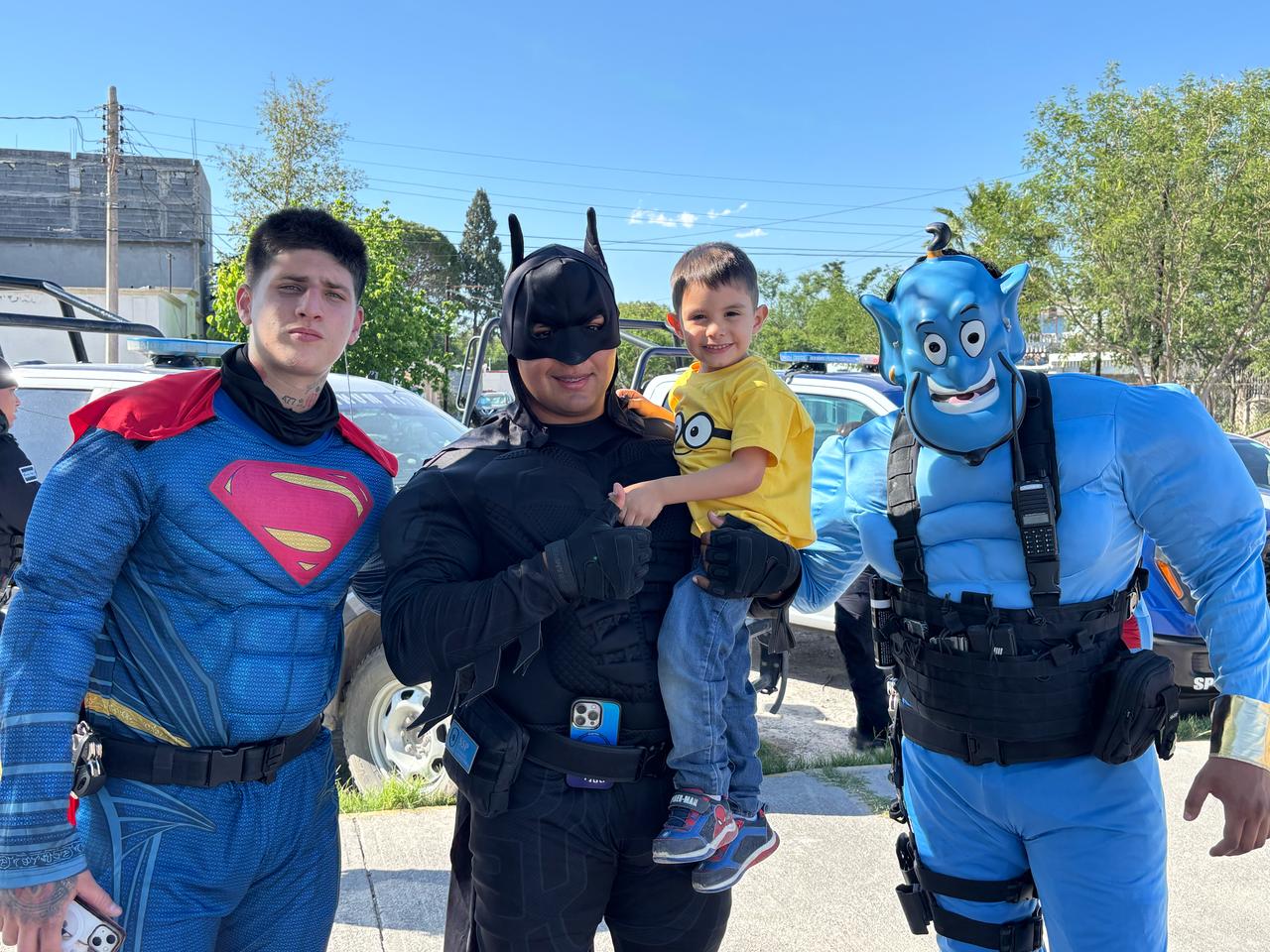 Policías de Monclova celebran el Día del Niño con juguetes, piñatas y botargas en colonias populares