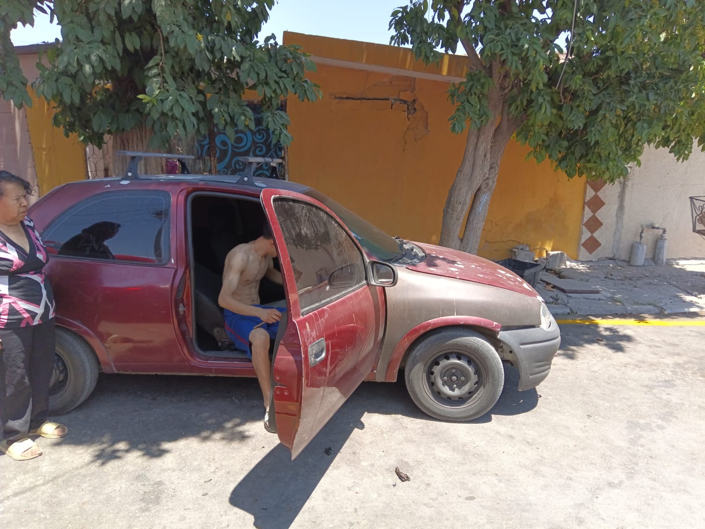 Auto se incendia en la colonia Valle Oriente de Torreón