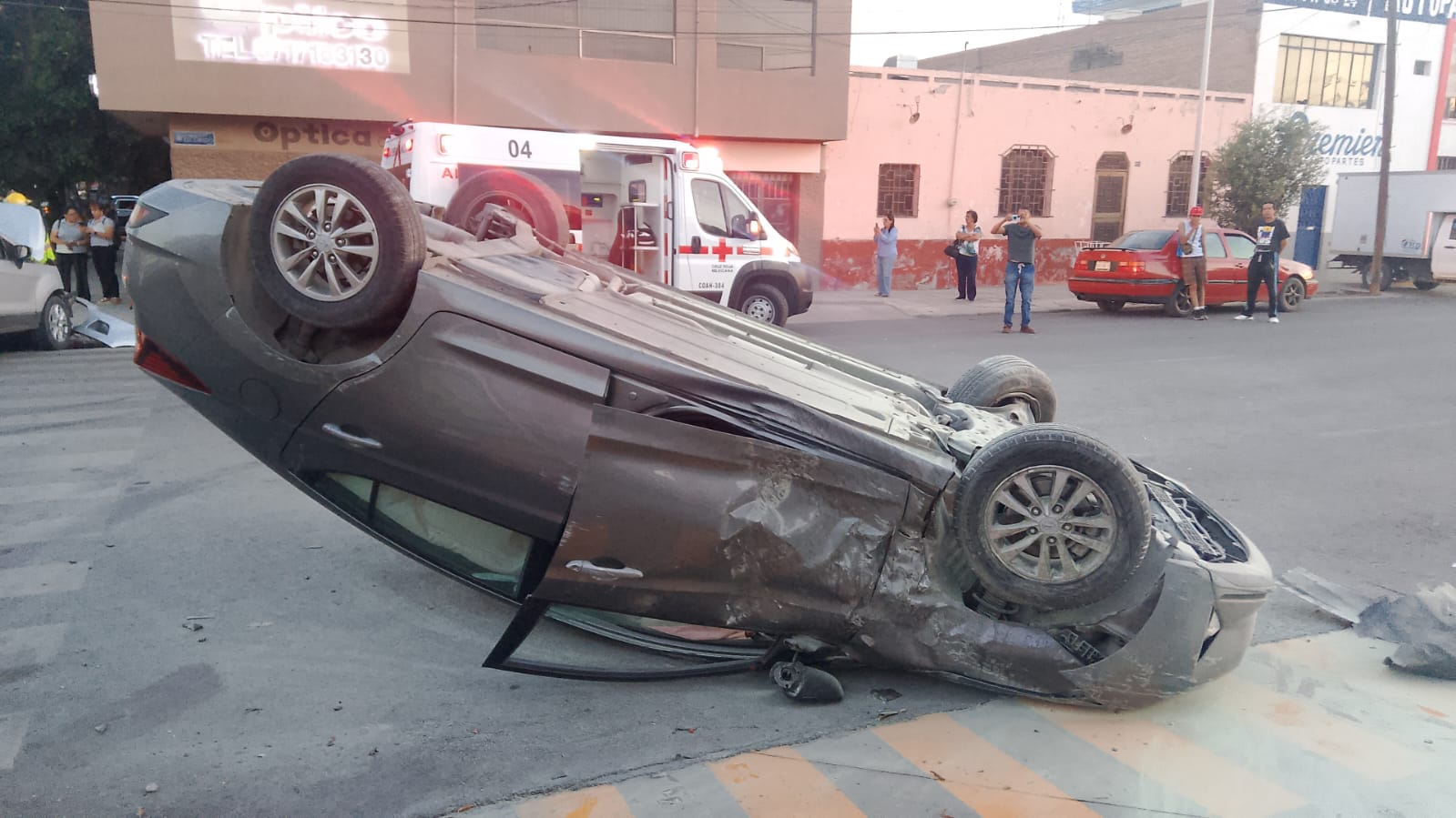 Volcadura en el Centro de Torreón deja cuantiosos daños materiales