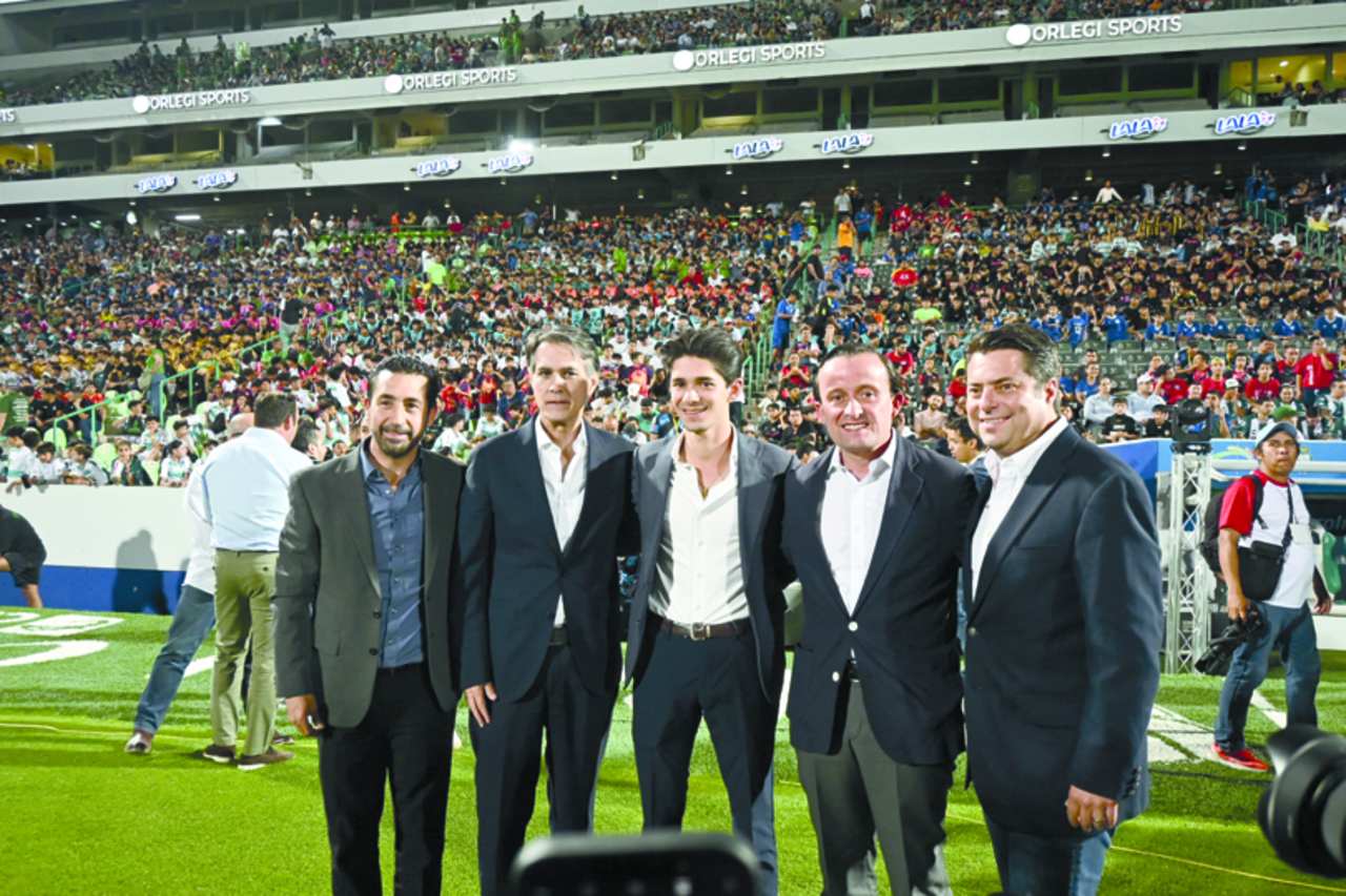 Junto a los organizadores y funcionarios municipales y estatales, estuvo el Presidente de la Federación Mexicana de Futbol, Mikel Arriola.