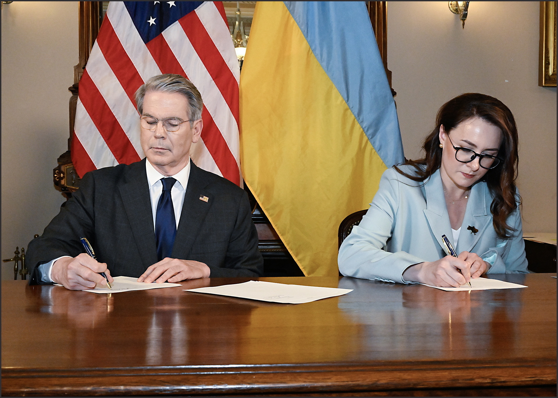Ucrania y Estados Unidos firman acuerdo de minerales raros como compensación por apoyo militar