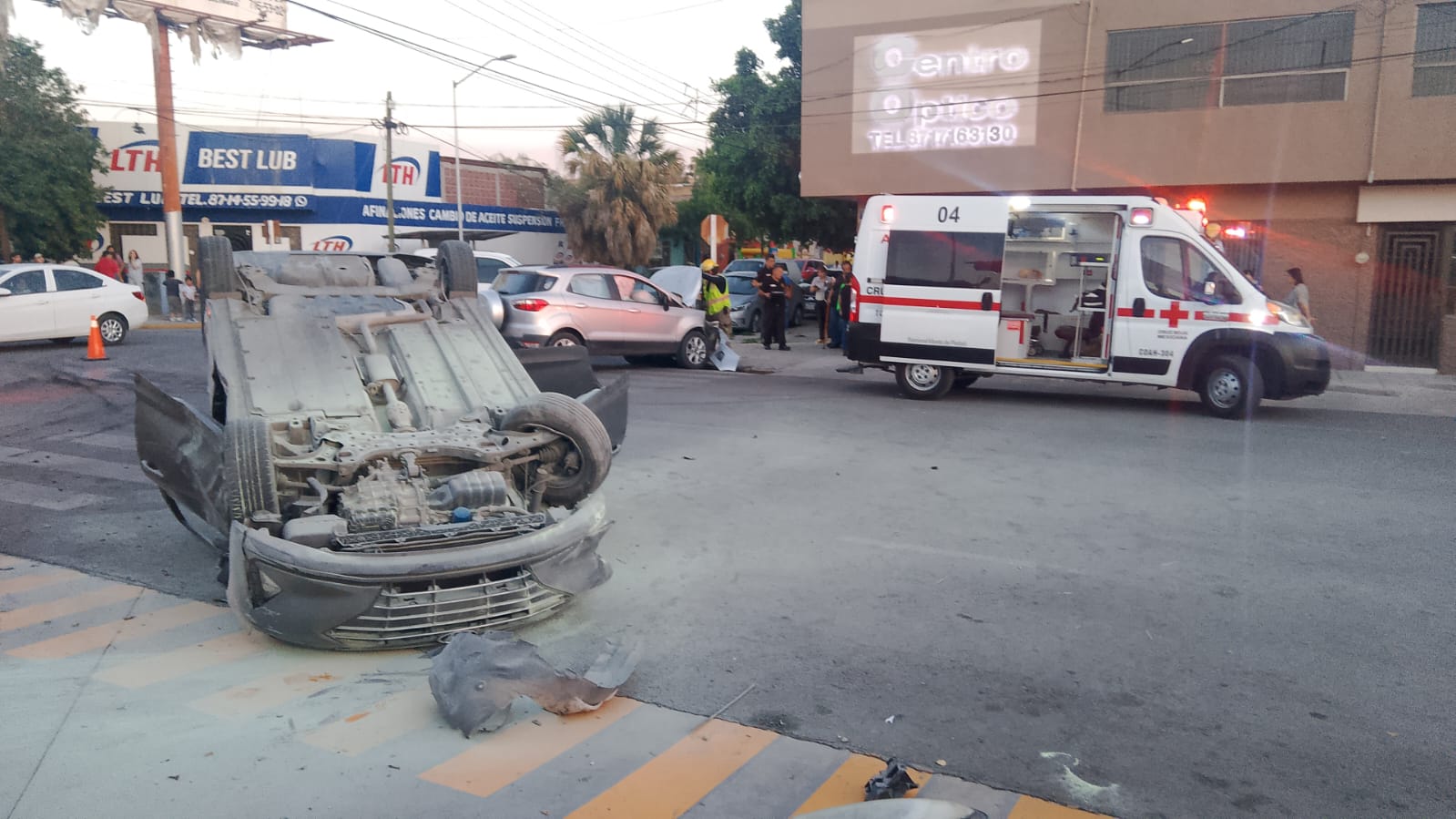 Volcadura en el Centro de Torreón deja cuantiosos daños materiales