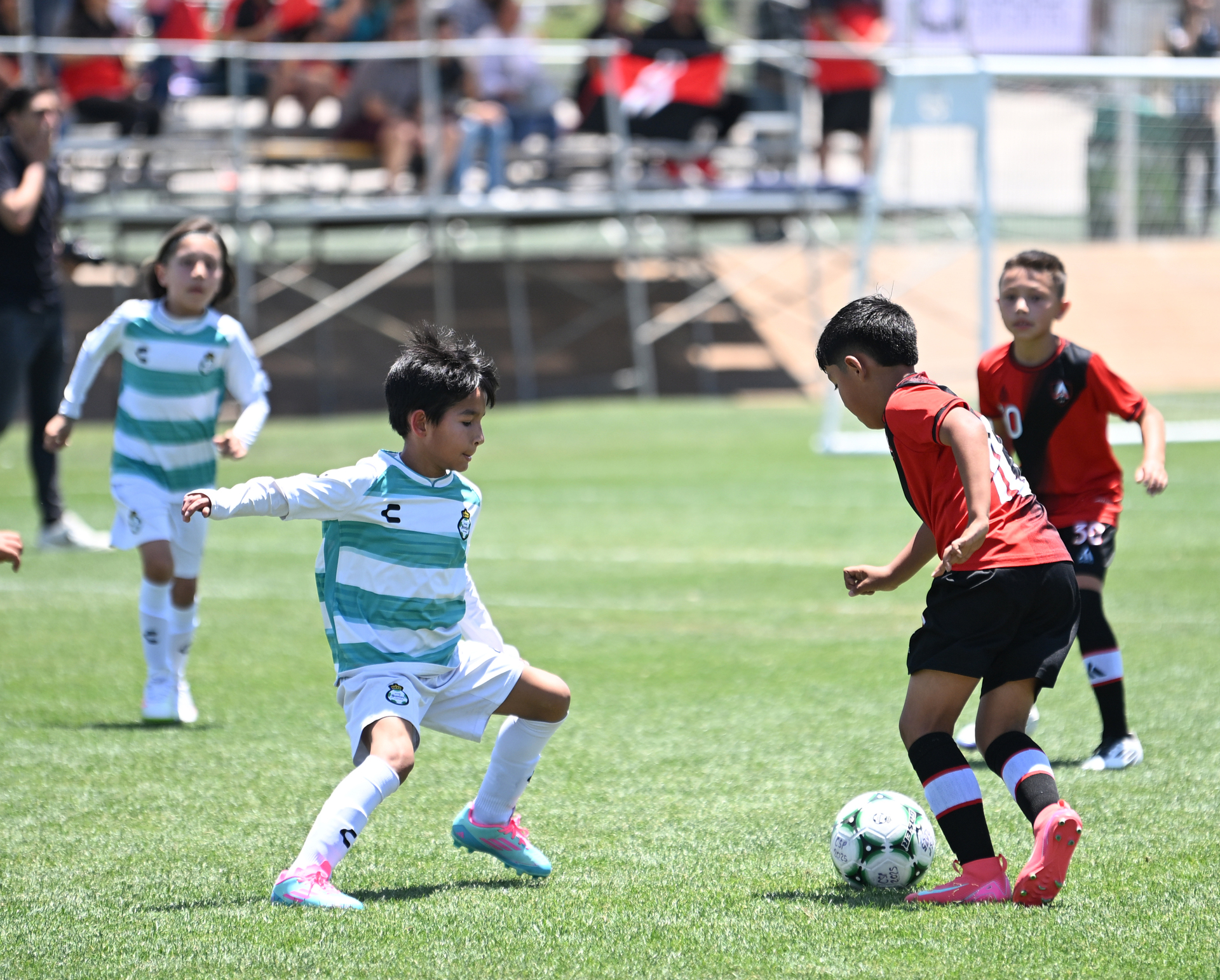 Equipos de las distintas academias de Santos Laguna han entrado en acción con el objetivo de conseguir los triunfos que les proyecten hacia la fase eliminatoria. (Fotos de Ramón Sotomayor)
