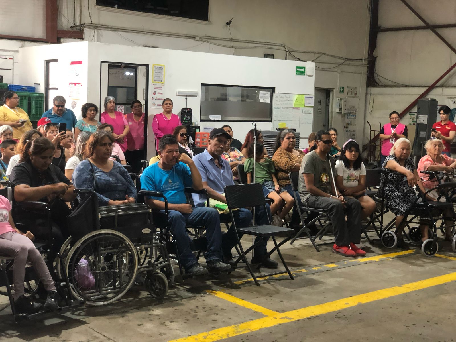 Donan trabajadores de embotelladora aparatos para discapacitados a Cáritas