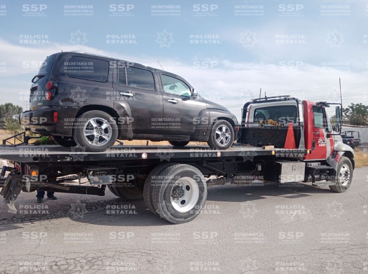Aseguran camioneta con placas sobrepuestas en Lerdo