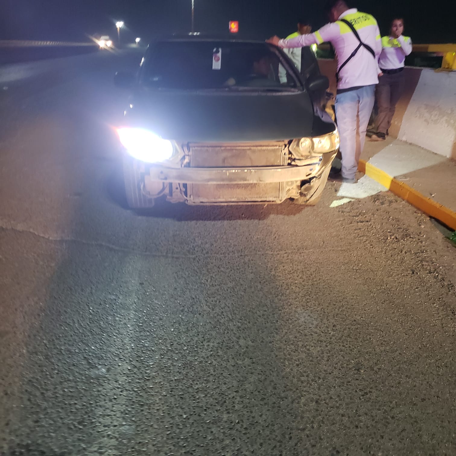 Conductor de 17 años se impacta contra el muro de contención en el puente Hamburgo de Gómez Palacio