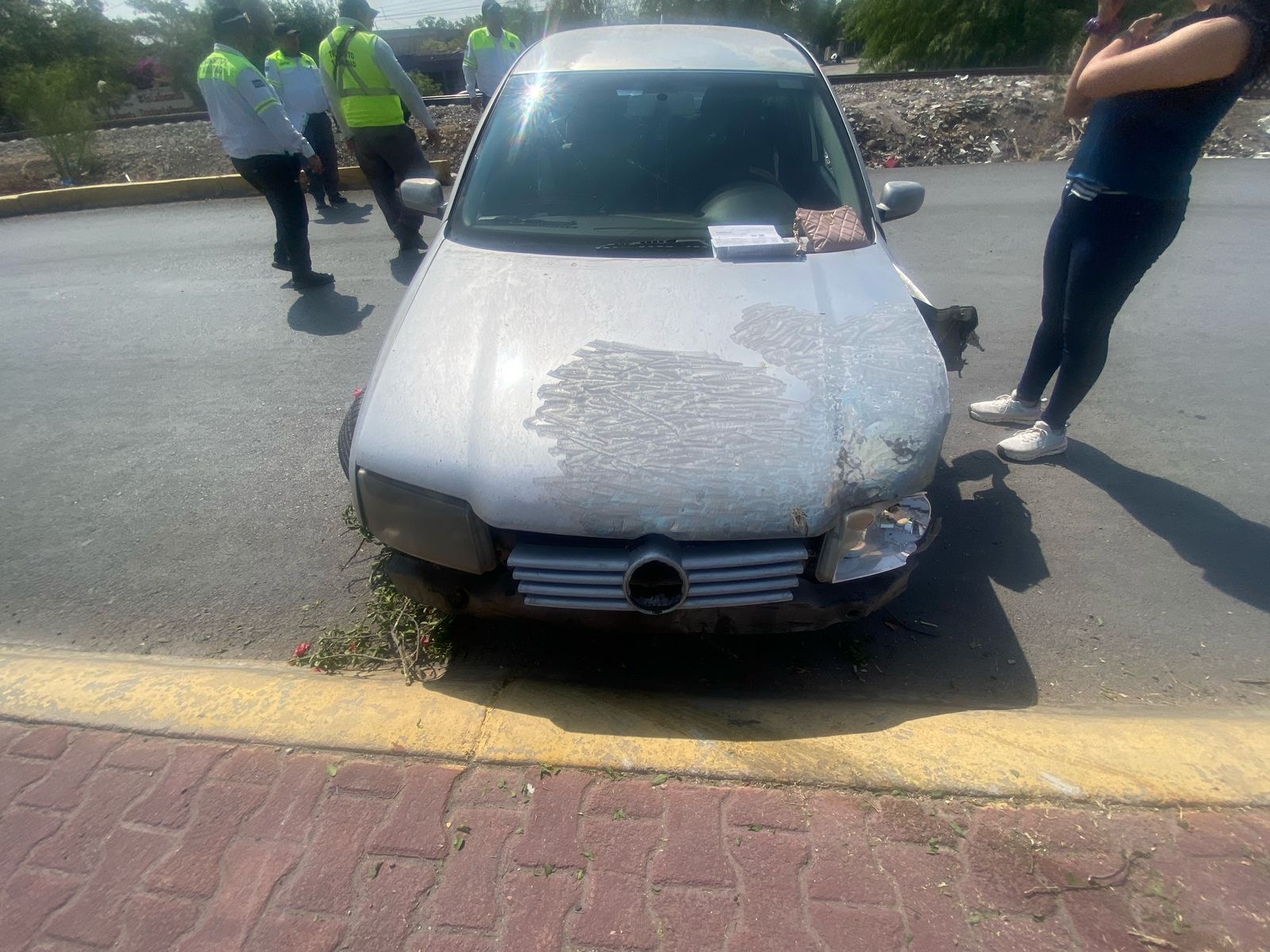Conductora impacta su vehículo contra el poste de una luminaria en Gómez Palacio