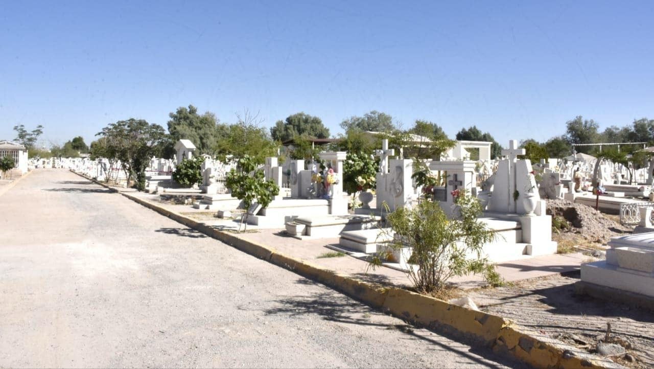 Preparan panteones de Gómez Palacio para visitas en Día de las Madres