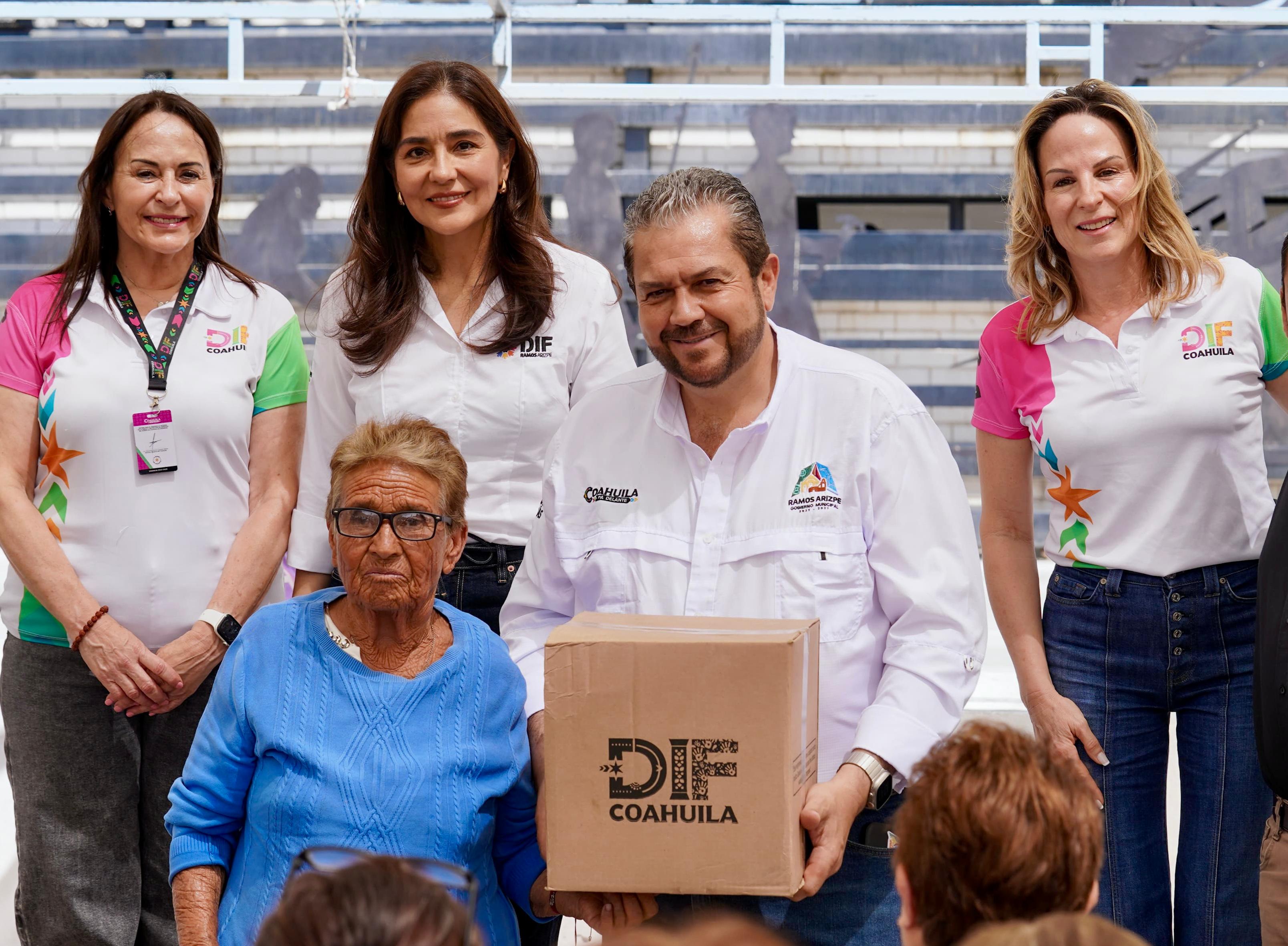 Llevan apoyos a mujeres embarazadas y adultos mayores de Ramos Arizpe