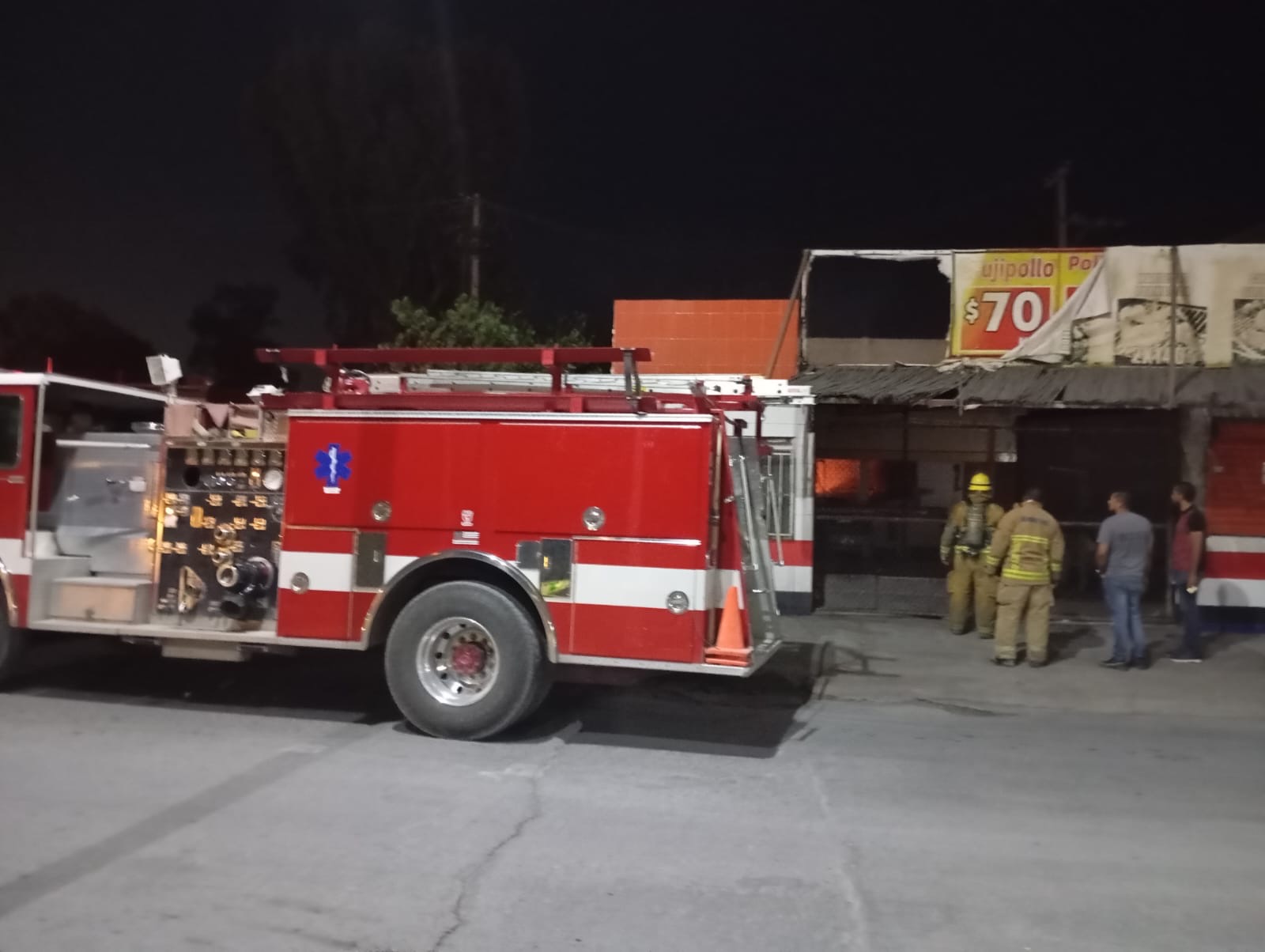 Bomberos de Lerdo se movilizan por reporte de incendio en negocio de pollos