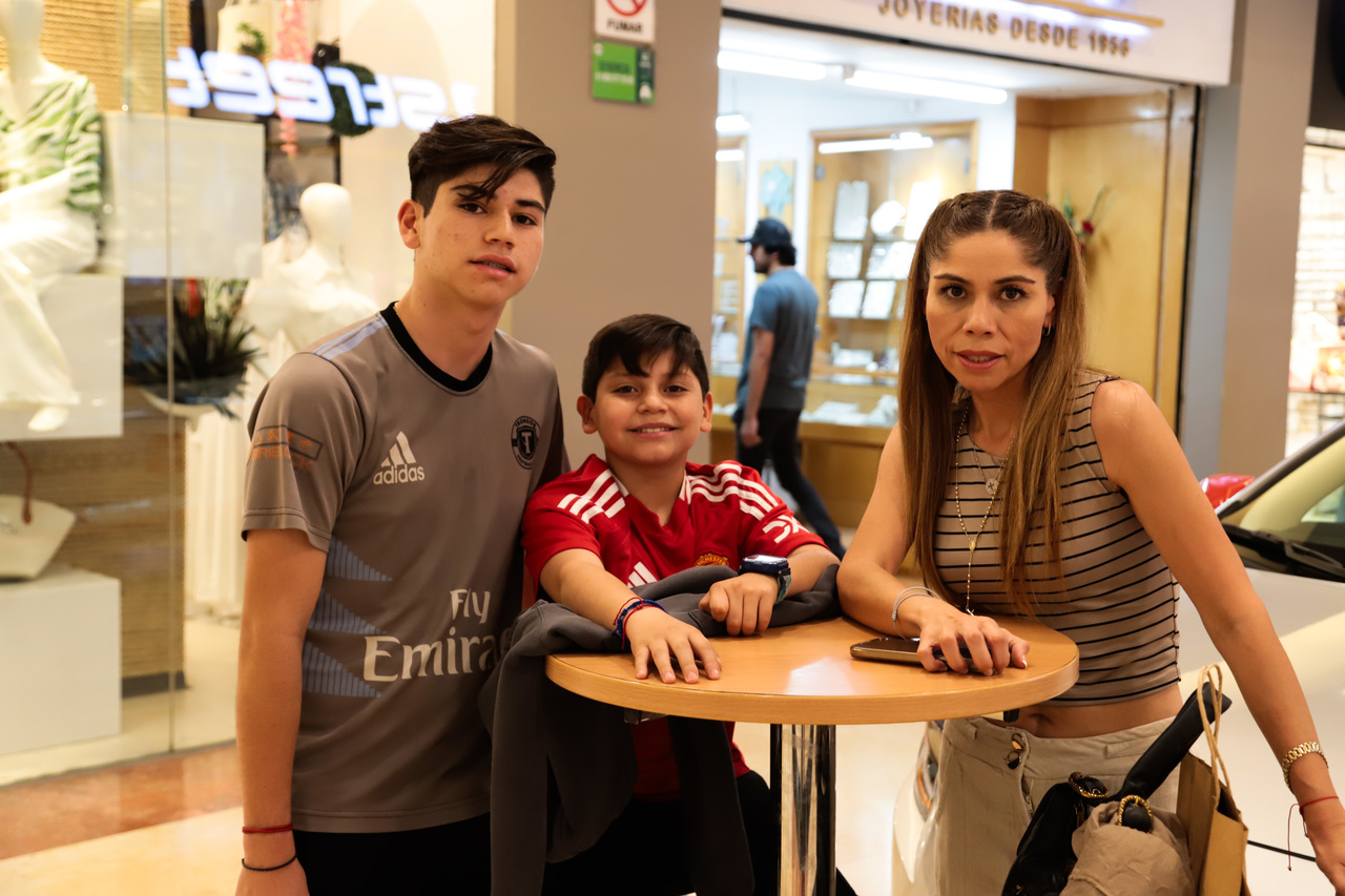 Ricky, Jorge Emilio y Cecilia Villalobos.