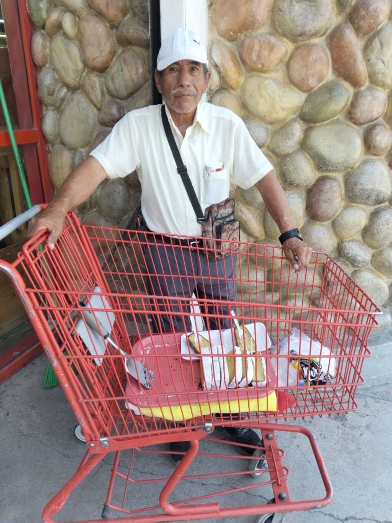 Don Humberto vende rebanadas de pasteles que elabora su esposa.