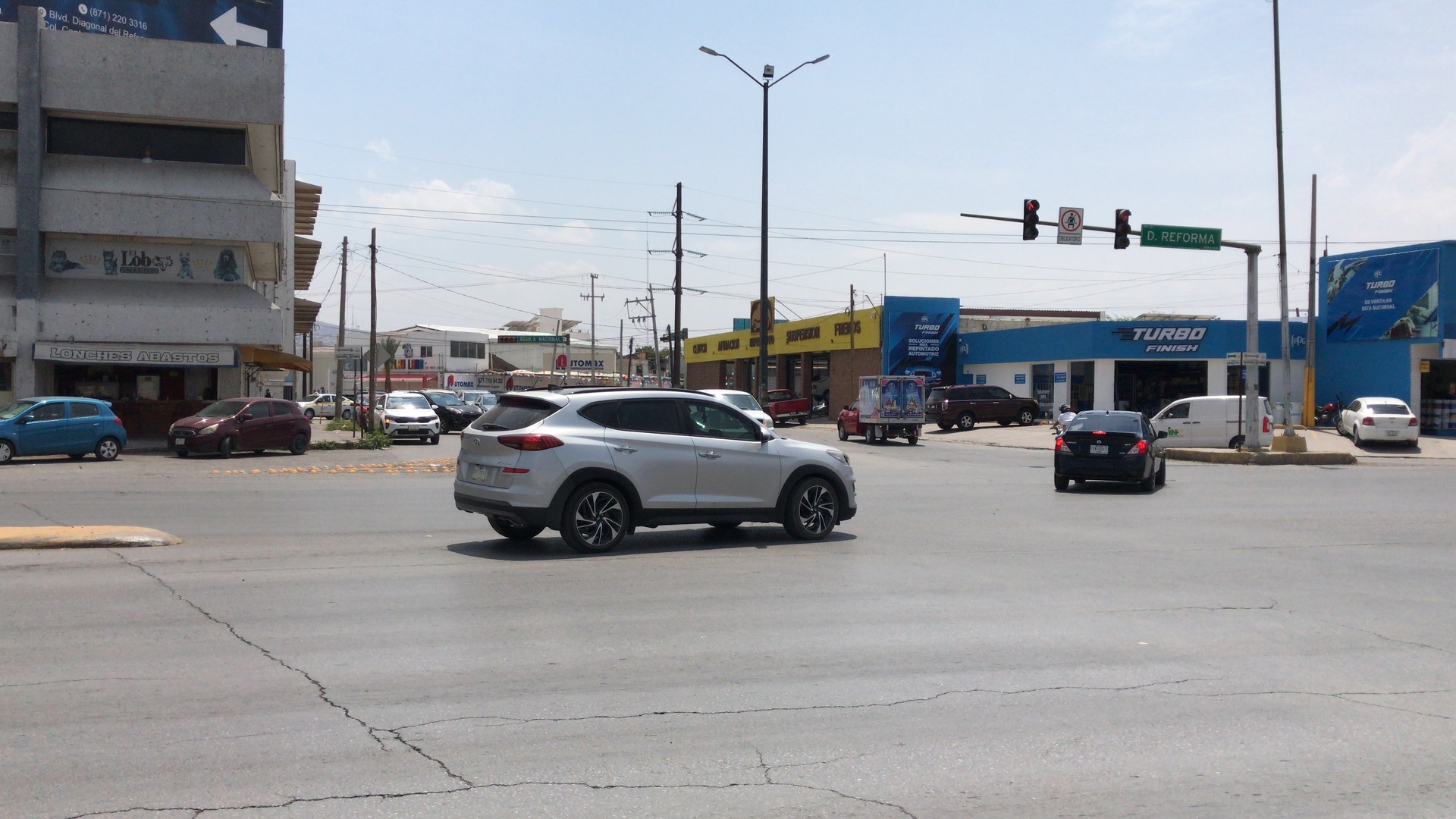 Solicitan restringir vueltas continuas a la derecha en ciertos cruceros de Torreón, buscan privilegiar al peatón