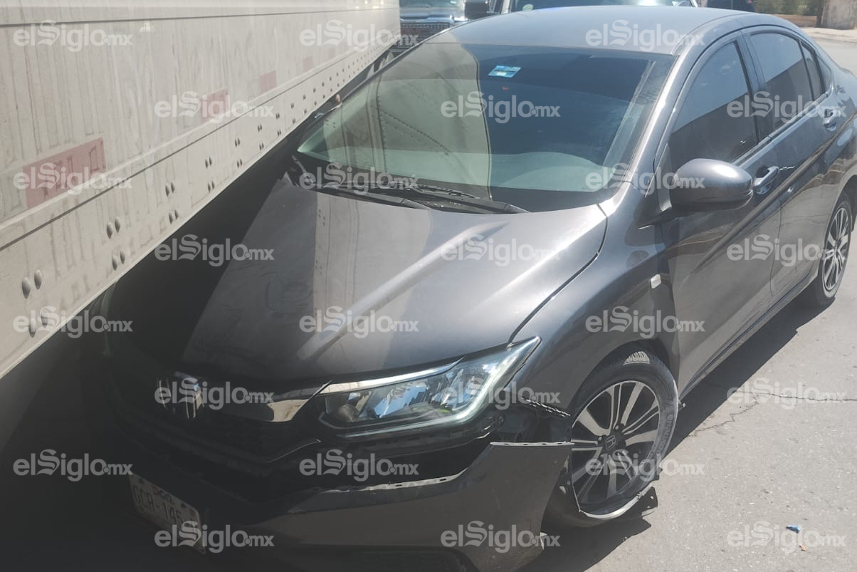 Auto se impacta contra la caja de un tráiler en Gómez Palacio